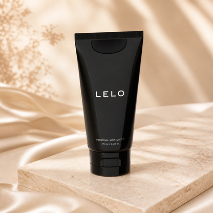 LELO Personal Moisturizer 75 ml auf Travertin und elfenbeinfarbenem Satin